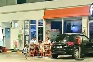 La emotiva foto del playero y su familia. Fuente: Instagram