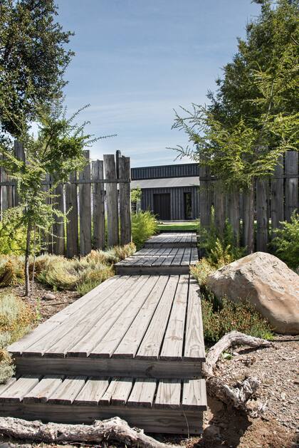 La empalizada de madera aporta una sensación de cobijo