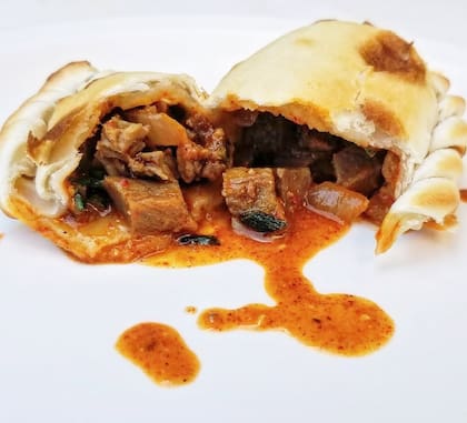 “La empanada no es tucumana sin sus 13 repulgues, verdeo, huevo duro, carne cortada cuchillo, jugosa y mide entre 5 y 6 cm”, define el experto.