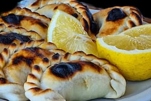 “La empanada tucumana tradicional lleva trece repulgues, ni uno más ni uno menos, en referencia a los doce apóstoles y Jesús”, explica Gladys Perea