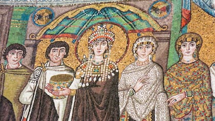 La emperatriz bizantina Teodora, con su séquito, en el ábside de la Basílica de San Vital: se trata de uno de los ocho monumentos que la Unesco declaró Patrimonio de la Humanidad