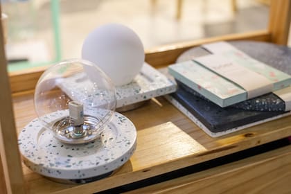 La emprendedora también llevó a cabo una cápsula de lámparas hechas con terrazo