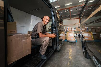 La empresa afirma que, a pesar de las dificultades, logra despachar más del 90% de los paquetes internacionales