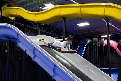 La empresa apostó a un formato que responde a la demanda de entretenimiento familiar en espacios cubiertos (Imagen del Instagram oficial de Slick City Action Park)