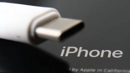 La empresa Apple se vio obligada a lanzar su nuevo iPhone con un cargador genérico USB-C