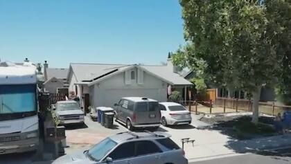 La empresa aseguradora merodeó en las casas a través de drones (Captura de video de ABC7)