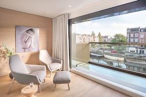 La empresa "Bloomframe" fabrica ventanas desplegables que se transforman en balcón con tan sólo pulsar un interruptor.