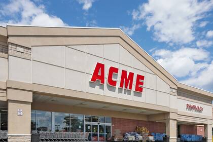 La empresa comenzó como una pequeña tienda de comestibles con el objetivo de ofrecer productos frescos y asequibles (Acme Market Locations)