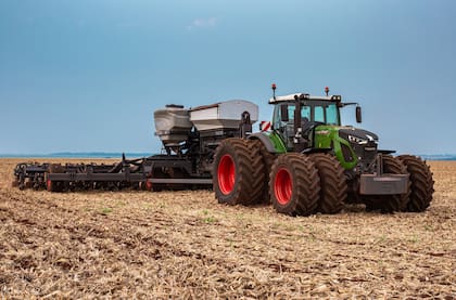 La empresa confirmó que comenzará a operar en la Argentina con un portafolio inicial compuesto por tractores de las series 700 y 900, pulverizadoras y cosechadoras de clase 7, 8 y 9, todas líneas consideradas de alta gama dentro de la oferta global del sector