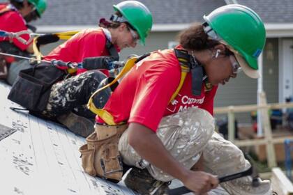 La empresa de Tena emplea a otras mujeres, que se dedican a la construcción de techos