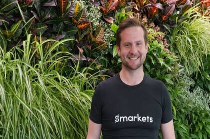 La empresa de Tom Hardman les pide a los empleados que revisen si un alza de sueldo está dentro del presupuesto