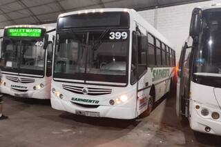 Un colectivero hizo una mala maniobra en reversa y atropelló a un compañero de 27 años, que murió en el acto