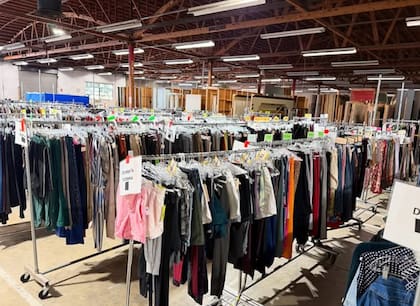 La empresa donó ropa para los empleados afectados por los incendios