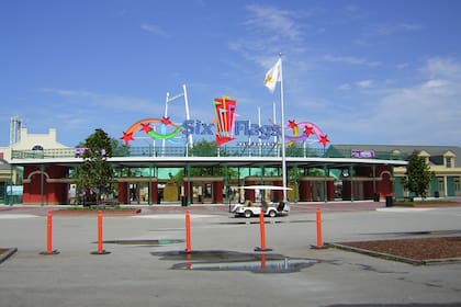 En 2002 Six Flags entertainment Corporation, se hizo cargo del contrato de alquiler del parque