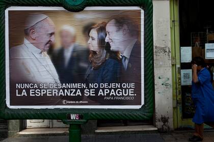 La empresa Equipos de Difusión diseñó un afiche con la foto del Papa, Cristina Kirchner y Martín Insaurralde, antes de las PASO de 2013, en las que el exintendente de Lomas de Zamora fue elegido diputado nacional.