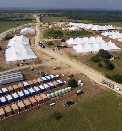 La empresa estaría a cargo de modificar la estructura de carpas previamente utilizadas por la CBP (imagen ilustrativa)