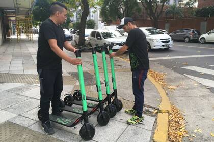 La empresa Grin es la única que seguirá operando con 200 monopatines eléctricos; los médicos podrán utilizarlo durante media hora diaria y gratis