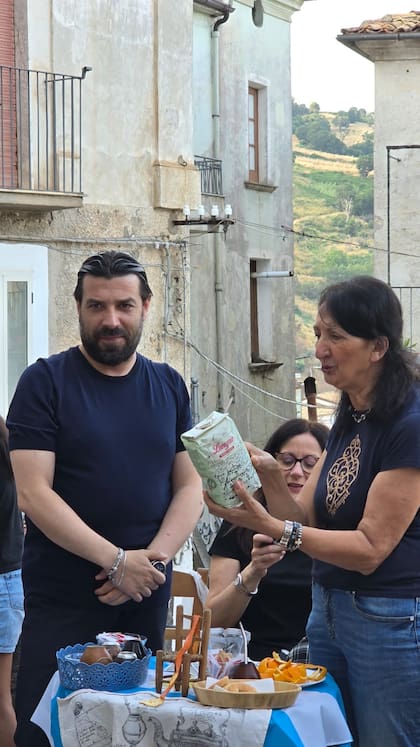 La empresa lanzó un lote también para comercializar la yerba en la Argentina