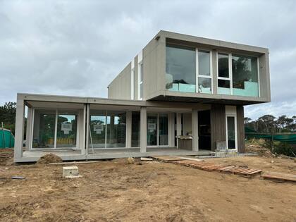 La empresa más grande de la Argentina, Unimod, fabrica casas de lujo y las traslada a Uruguay.