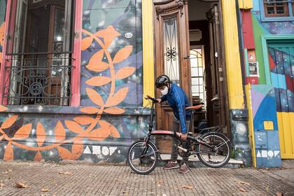 La empresa Muett dio al encargado del depósito una bici plegable para evitar que use transporte público