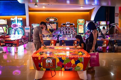 La empresa que marcó generaciones nació en los años 60, creció con el boom de los centros comerciales en los 90 y hoy suma más de 30 locales en la Argentina, Chile y Colombia