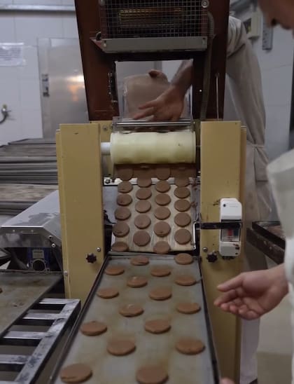 La empresa reveló el paso a paso de su producto estrella (Foto: @elnazarenoalfajoresoficial)