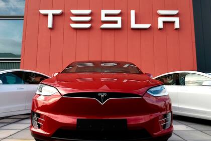 La empresa Tesla amenaza con despedir a empleados que no regresaron a sus puestos en la fábrica de la compañía en California porque temen contraer coronavirus