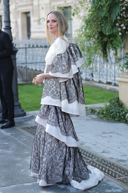 La empresaria, editora de moda y socialité Lauren Santo Domingo, con un vestido con capas de volados en encaje de los archivos de Rochas y joyas de Tiffany.