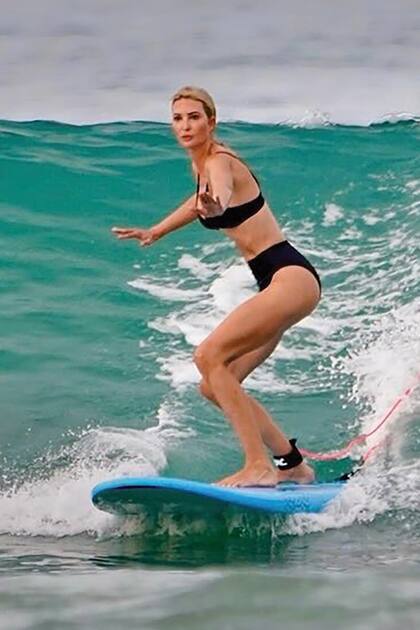 La empresaria es una apasionada de los deportes acuáticos y de la hípica. En la
imagen, sobre la tabla con la que surfeó las olas en las playas de Santa Teresa.