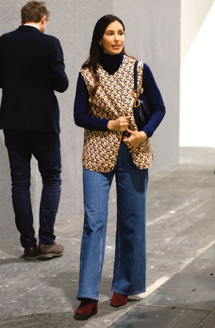 La empresaria peruana y mujer de Christian de Hannover, Sassa de Osma, eligió un chaleco boho, jeans anchos de cintura alta y botas bordó.