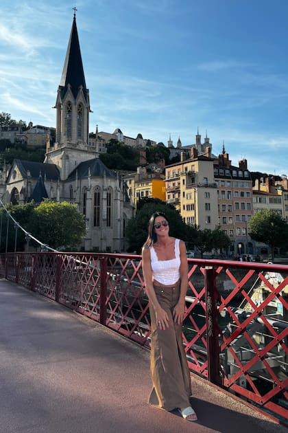 La empresaria -tiene una marca de jeans llamada BAD- posa en uno de los pintorescos puentes de Lyon.