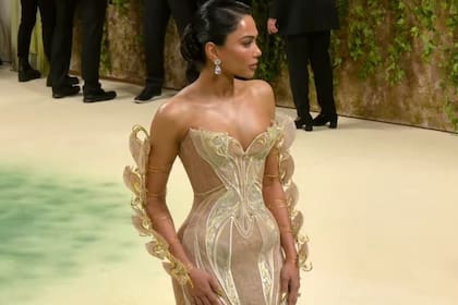La empresaria y activista originaria de la India conquistó la alfombra roja de la Met Gala con su elegancia y elaborado vestido de mariposas