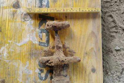 La empuñadura de la espada ayudó a los arqueólogos a determinar que los objetos hallados son vikingos