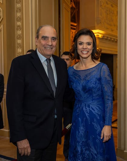 La encargada de Negocios de la embajada de los Estados Unidos junto al Jefe de Gabinete de Ministros de la Nación