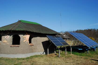 La energía en la Ecovilla es generada por paneles solares y aero-generadores de viento.
