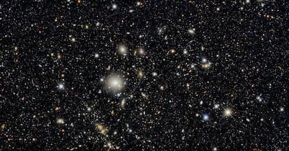 La energía oscura es una misteriosa fuerza que acelera la expansión del universo.