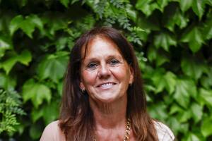 "La enfermedad que convive con la adicción se llama codependencia, y si bien puedo decir que ya estoy recuperada gracias a mi terapia, siempre sigo atenta a que no se filtre ningún rasgo del pasado", señala Marina Charpentier, la madre del músico Chano, líder de Tan Biónica