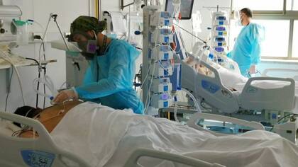 La enfermera chilena normalmente tiene a tres pacientes a cargo al día. Vivir la enfermedad desde el centro de urgencias de Santiago, la capital chilena, fue un trabajo extremadamente duro