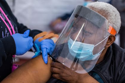 La enfermera Ebony Thomas administra una vacuna de Moderna contra la Covid-19 a Stella Onwytalu, de 89 años, en Kedren Community Health Center, en Los Ángeles, California, el 16 de febrero de 2021
