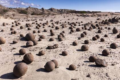 La enigmática postal de la Cancha de Bochas, poblada de concreciones, formaciones muy antiguas que el viento deja al descubierto.