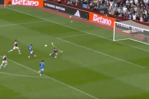 Dibu Martínez recibió dos goles en 60 segundos, pero tuvo una atajada digna de campeón del mundo