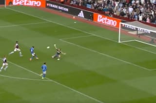 Dibu Martínez recibió dos goles en 60 segundos, pero tuvo una atajada digna de campeón del mundo