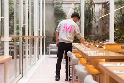 La enorme barra ocupa un jardín de invierno rodeado de plantas que se encuentra detrás del local Tramando, sobre la calle Rodríguez Peña.
