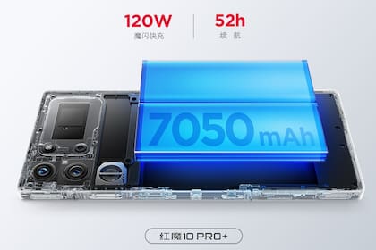 La enorme batería del Redmagic 10 Pro+; al lado de las cámaras, el ventilador que retira el aire caliente del interior del equipo cuando se usa para videojuegos