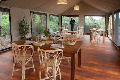 La enorme carpa comedor del glamping Los Palmares decorada con plumas de cortaderas y artesanías de la zona.
