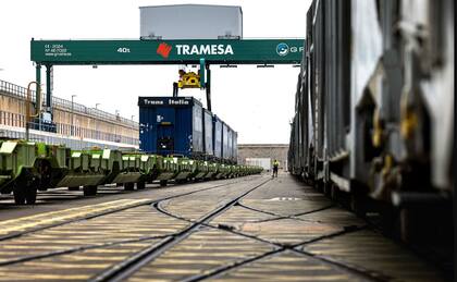 La enorme grúa verde capaz de elevar camiones y montarlos en el tren de la autopista ferroviaria