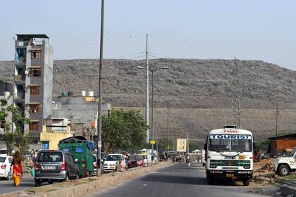 La enorme montaña de basura tiene efectos nocivos para los habitantes de Ghazipur por el gas metano que de ella se desprende.
