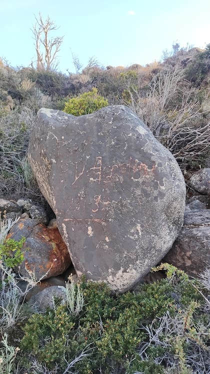 La enorme piedra donde De Agostini dejó grabado su apellido
y la fecha 1931-1932