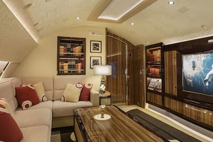 La enorme sala de la tv en la parte superior del avión