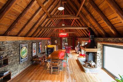 La enorme sala principal de concepto abierto integra el comedor, el living, una chimenea, la cocina y conecta con otros dos salones de estar